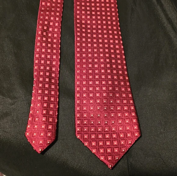 Elegant Red Patterned Tie - Picture 1 of 2
